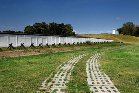 Border fortification with column path