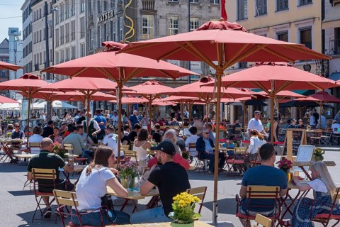 Hospitality under sunshades at the Spatenhaus