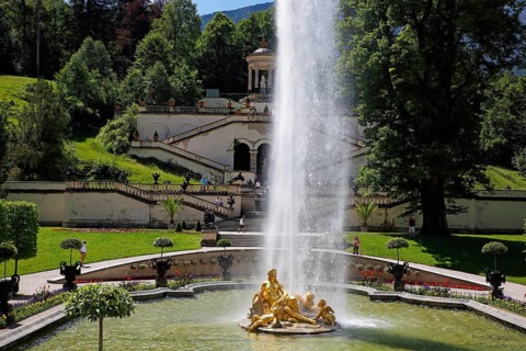 Flora fountain with fountain in the castle park of Linderhof Castle
