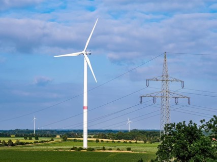 Wind turbines and power pylons at the Rundlingsdorf Gistenbeck