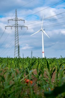 Wind turbines and power pylons at the Rundlingsdorf Gistenbeck