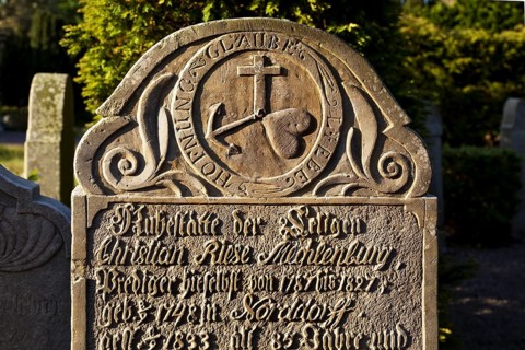 Speaking gravestone with the triple symbol cross