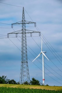 Wind turbines and power pylons at the Rundlingsdorf Gistenbeck