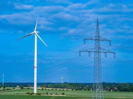 Wind turbines and power pylons at the Rundlingsdorf Gistenbeck