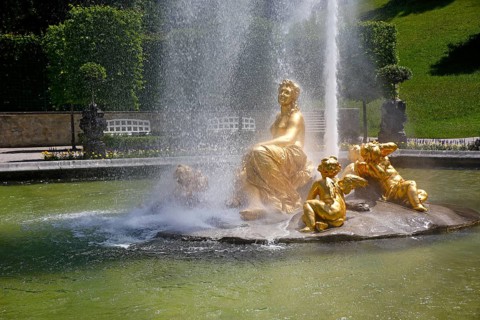 Flora fountain with fountain in the castle park of Linderhof Castle