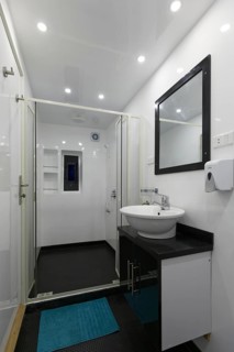 Bath in underfloor cabin