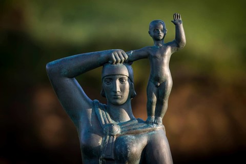 Monument to Guoriour Porbjarnardottir with son Snorri Porfinnsson