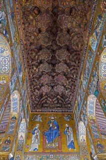 Ceiling in the nave in Arabic carving