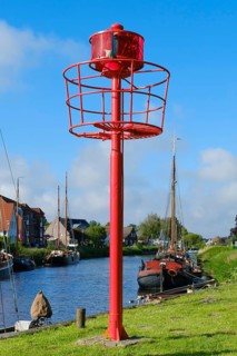 Mast with red position lamp in harbour
