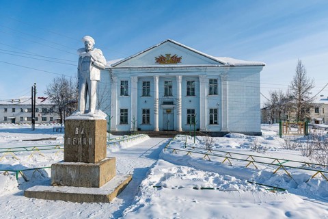 Lenin statue before the town house in Artyk village