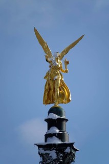 Peace angel or peace monument above the Prinzregent-Luitpold-Terrasse in the Maximiliansanlagen and Luitpoldbruecke or Prinzregentenbruecke over the river Isar