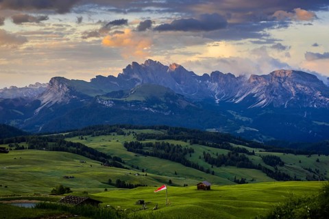 View over the Alpe di Siusi (foreground) to the peaks of the Geisler Group and the Cisles Valley