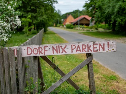 Sign 'Dorf nix parken!' in the Rundlingsdorf Meuchelfitz