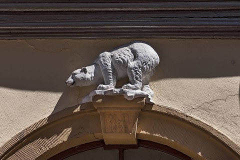 Polar bear figure on the Haus zum Eisbaeren from 1928