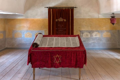 Table with Torah scroll and Torah cupboard in the synagogue in the Judenhof