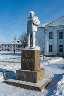 Lenin statue before the town house in Artyk village