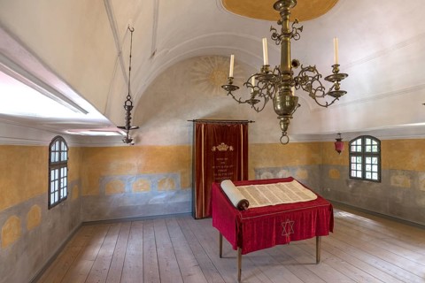 Table with Torah scroll and Torah cupboard in the synagogue in the Judenhof