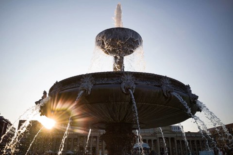 Fountain on Schlossplatz in front of Koenigsbau