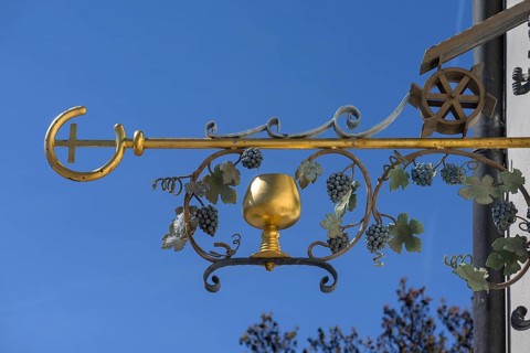 Nose sign with gilded wine jug of a wine tavern