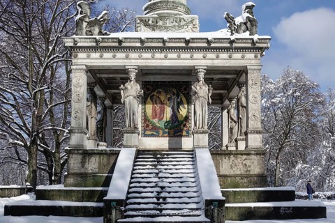 Peace angel or peace monument above the Prinzregent-Luitpold-Terrasse in the Maximiliansanlagen