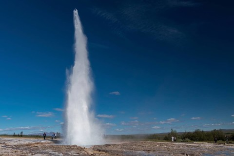 Tourists watching eruption Geysir Strokkur