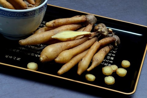 Fingerroot and knife on cutting board
