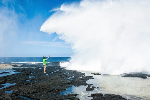 Tourist enjoying the huge waves in the Alofaaga blowholes on the south of SavaiÂ´i