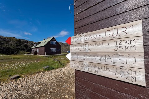 Signpost hiking trail Laugavegur and hut
