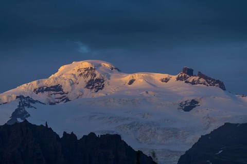 Summit of Hvannadalshnukur in the evening light