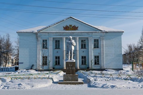 Lenin statue before the town house in Artyk village