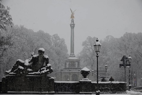 Peace Angel or Peace Monument above the Prinzregent-Luitpold Terrace in the Maximiliansanlagen and Luitpold Bridge or Prinzregenten Bridge over the Isar River