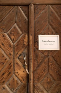 Entrance door to the synagogue in the former Judenhof
