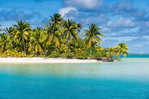 White sand bank in the turquoise waters of the Aitutaki lagoon