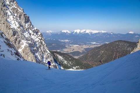 Touring skiers climbing near the Dammkarhuette