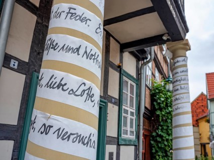Columns inscribed with quotes by Klopstock at the entrance to the Klopstock House