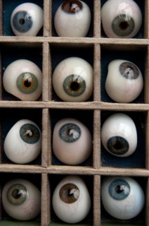 Artificial glass eyes