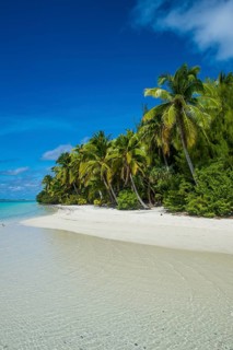 White sand bank in the turquoise waters of the Aitutaki lagoon
