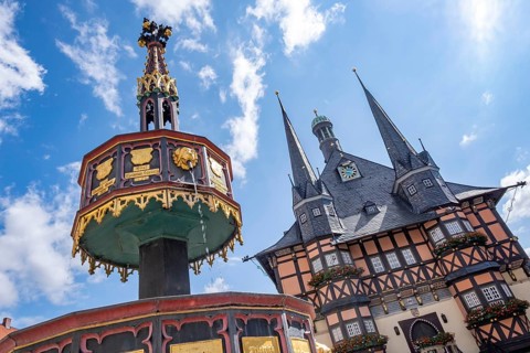 Benefactors' Fountain on the market square in front of the historic town hall