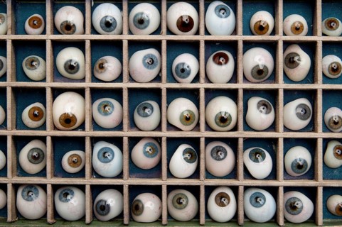 Artificial glass eyes