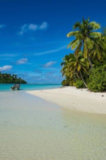 White sand bank in the turquoise waters of the Aitutaki lagoon