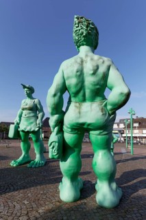 Travelling giants in the wind