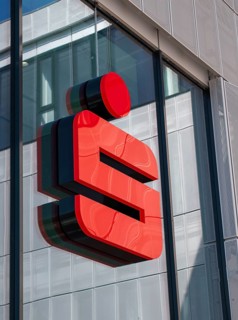 The logo of the Kreis- und Stadtsparkasse Erding can be seen on the facade of the company's new head office in Erding