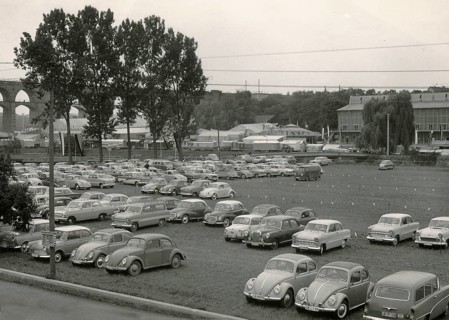 Bietigheim in 1963: car park near the railway viaduct over the Enz valley with cars of the time