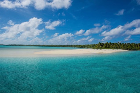 White sand bank in the turquoise waters of the Aitutaki lagoon