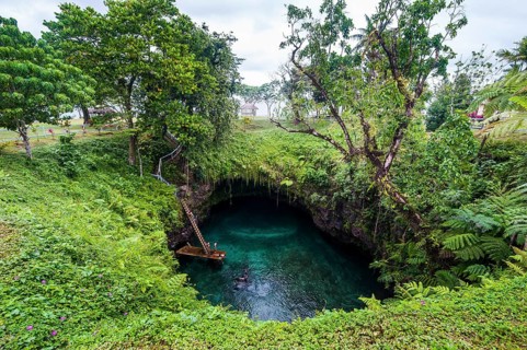 To sua ocean trench in Upolo