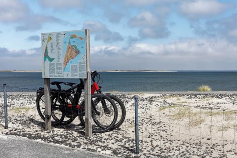 Bicycles parked at an information board on the Moevenberg dike