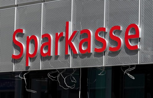 The lettering of the Kreis- und Stadtsparkasse Erding can be seen on the facade of the company's new head office in Erding