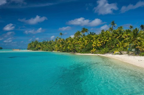White sand bank in the turquoise waters of the Aitutaki lagoon