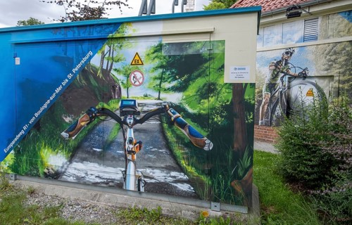 Advertisement with bicycle motif for the Europaradweg R1 on a transformer house in Wernigerode