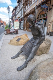 Sculpture Harzer Kiepenfrau by Guenther Dittmann in the city centre of Wernigerode